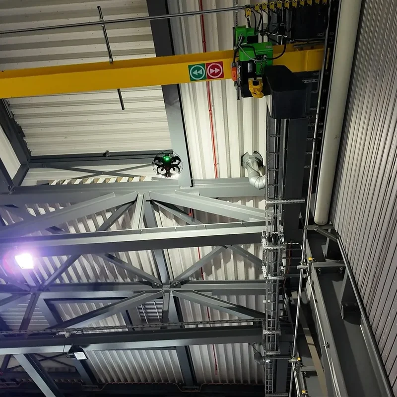 flyability elios 3 fliegt unter hallendecke